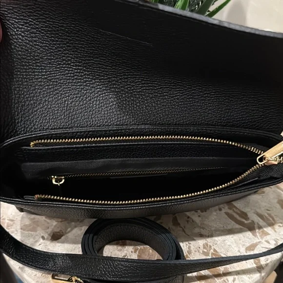 Chic Divina Firenze Black Leather Crossbody Bag with Gold Accents - Picture 3 of 4